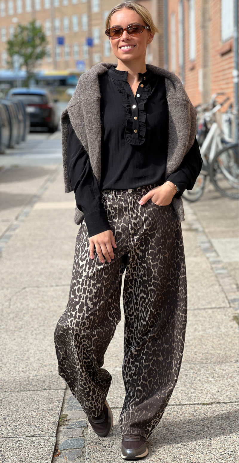 April bluse med flæse sort FreeQuent