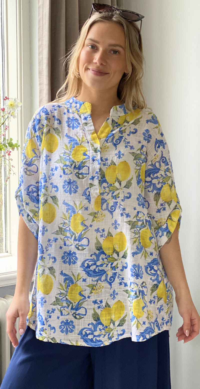 Rosella bluse med stolpelukning, citroner og blomster blå LikeLondon
