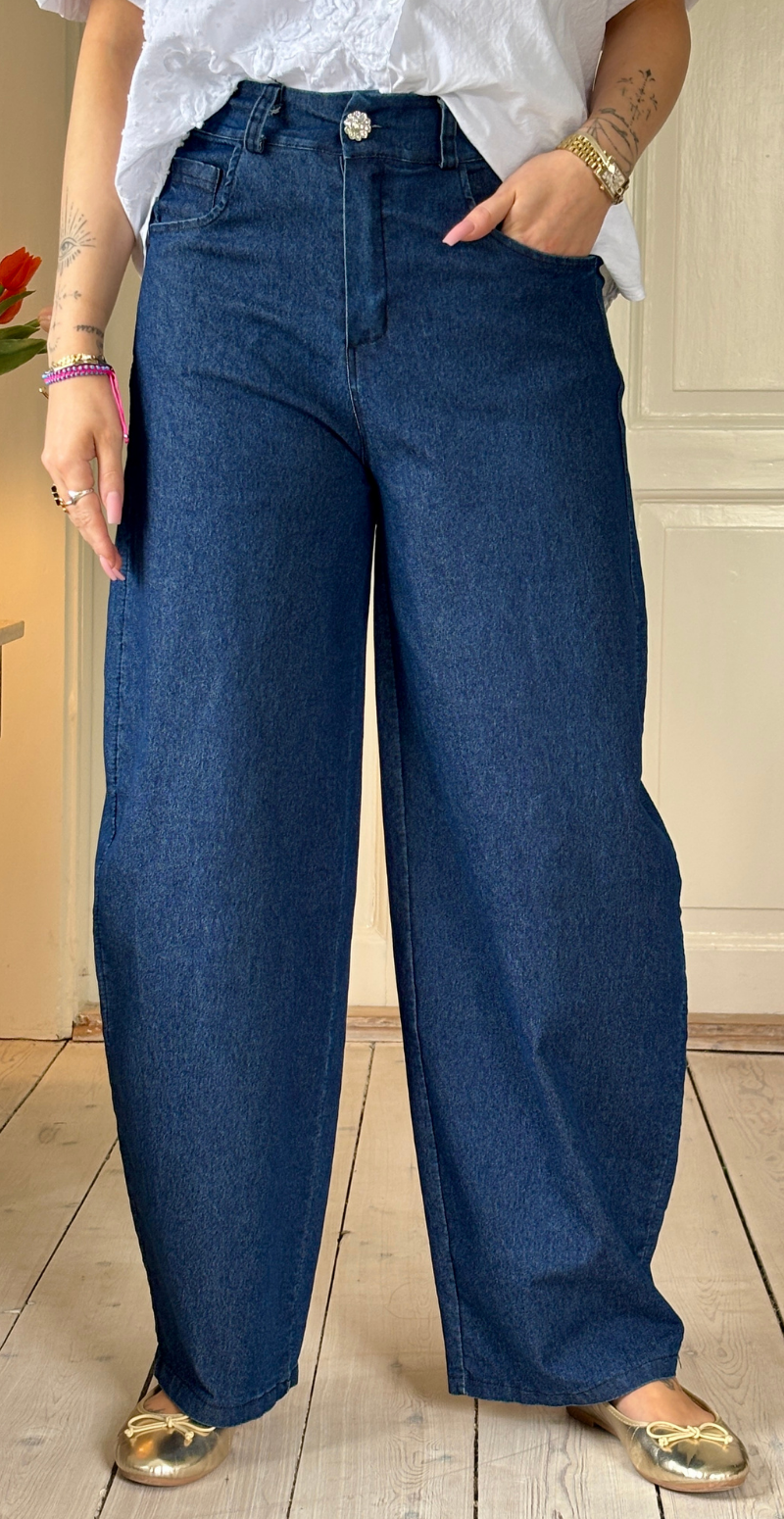 Daniella denimbukser med vidde og en rhinstenknap dark jeans LikeLondon