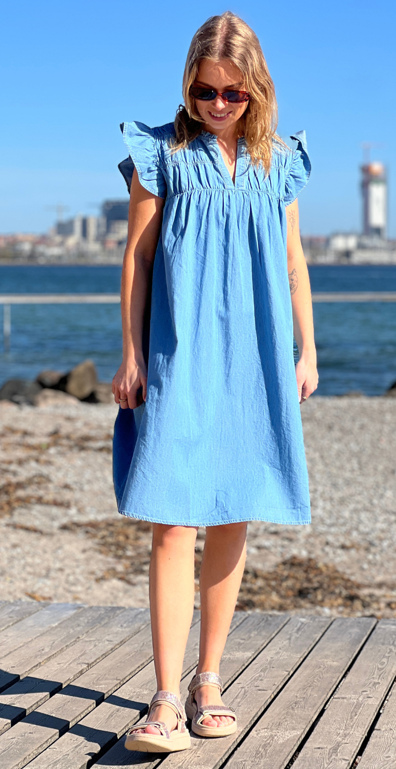 Kashe denim kjole med smock light blue denim B.young