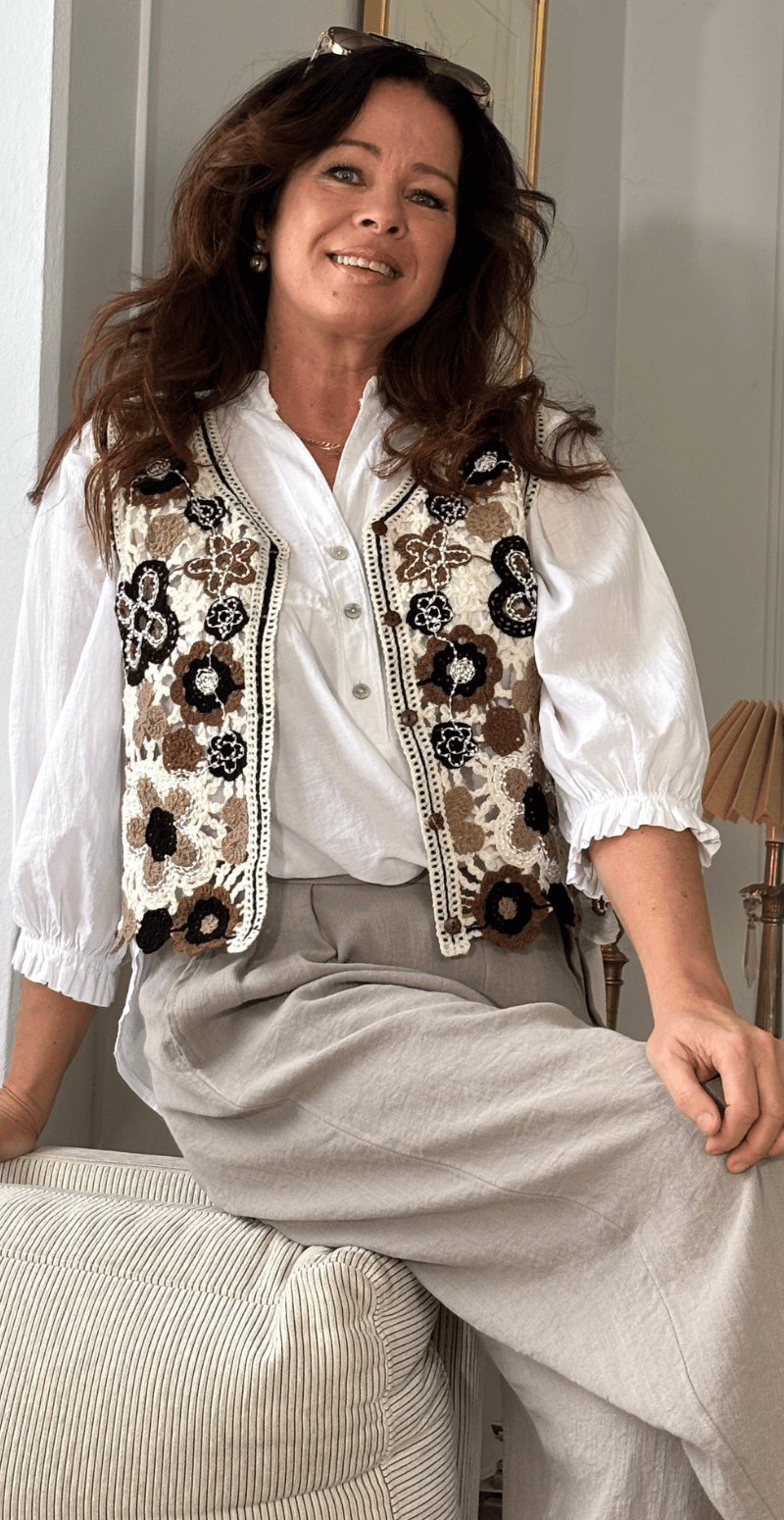 Thedora kort vest med hæklet blomster brun LikeLondon