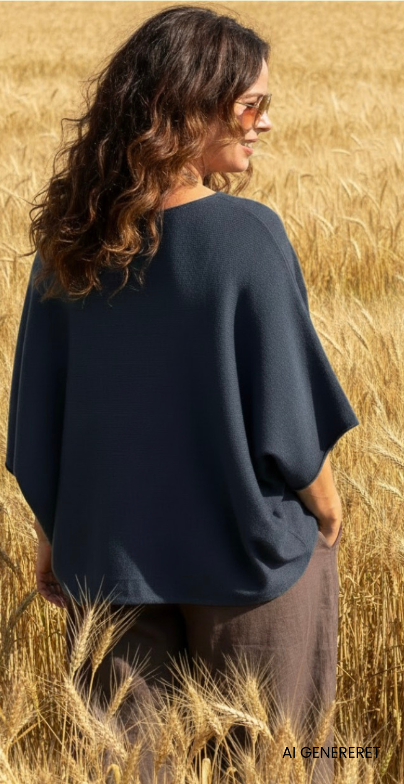 Elva strikbluse med vidde og 3/4 ærmer deep ocean blue LikeLondon