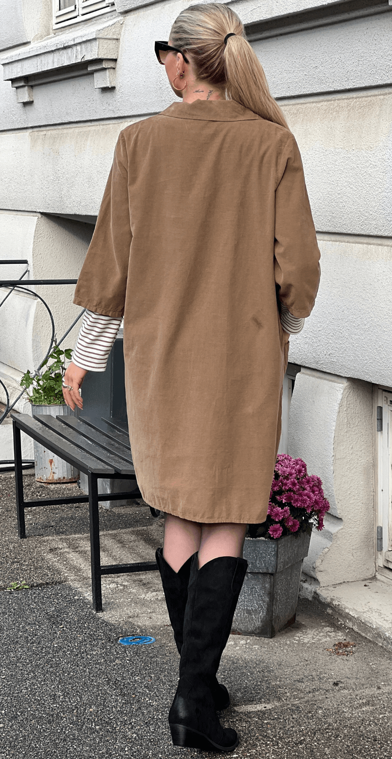 Patty kjole i fløjl med lommer camel LikeLondon