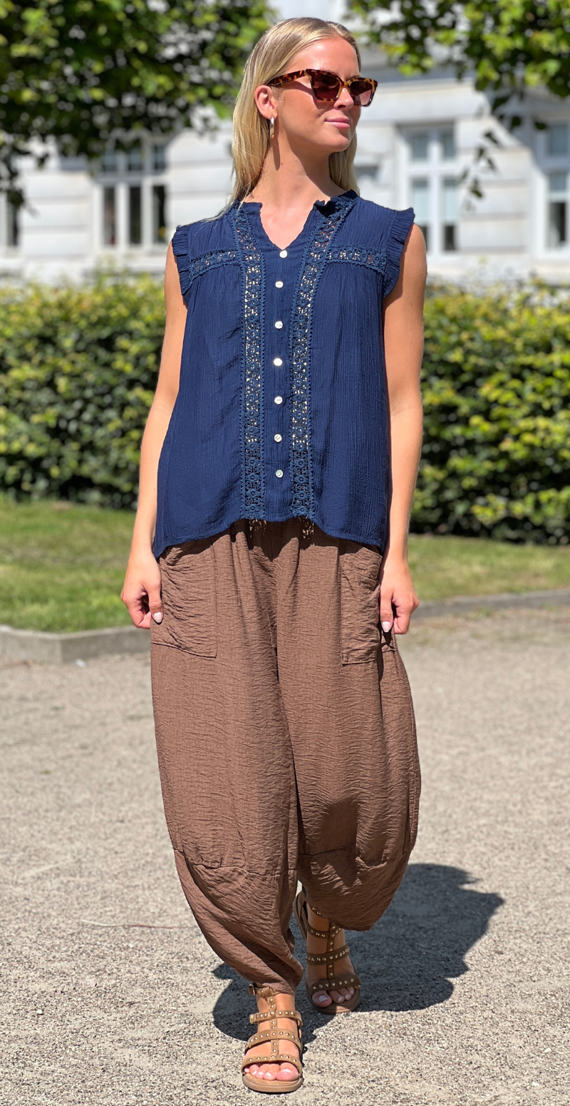 Alva bluse med knapper og blondedetalje navy LikeLondon