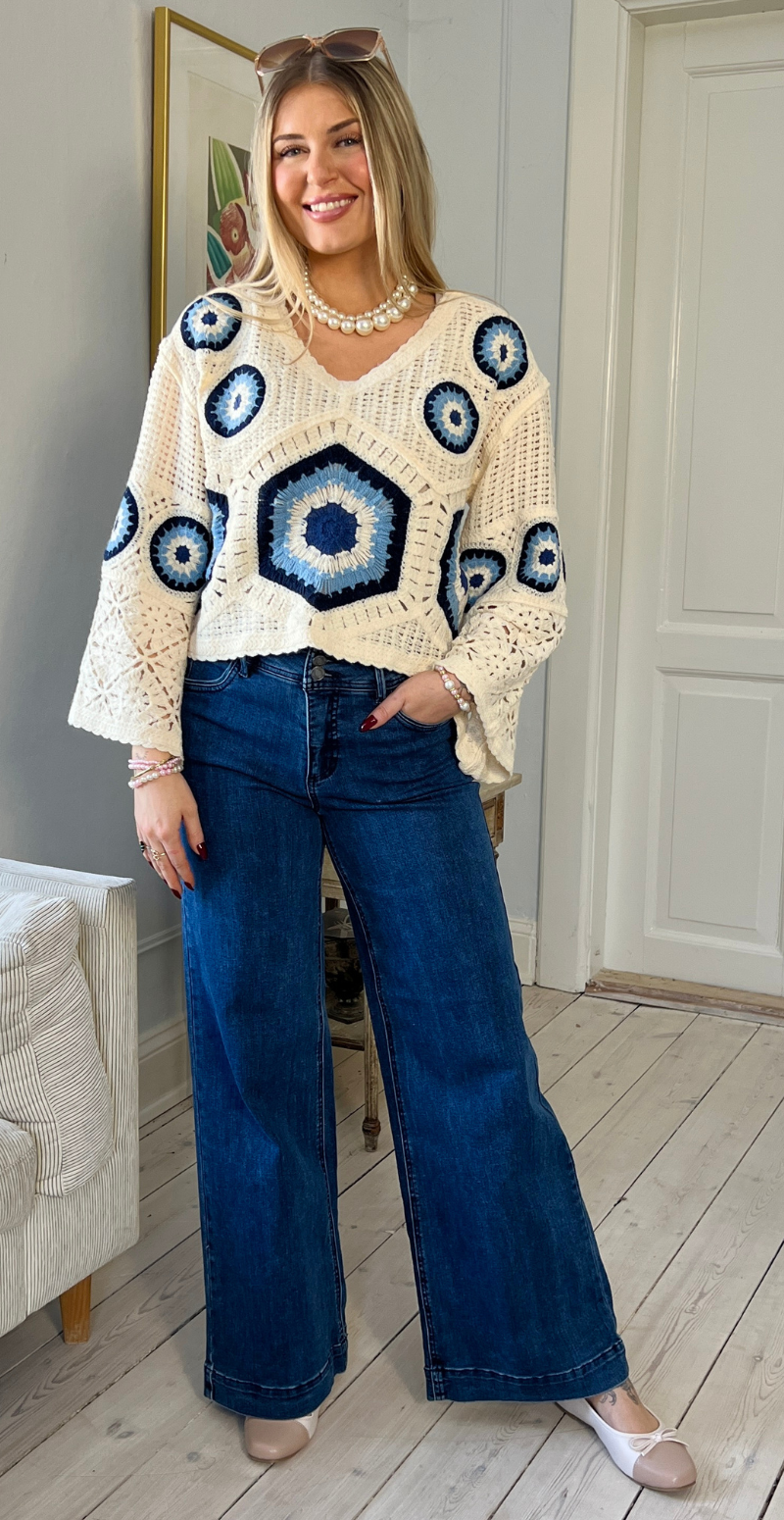 Colette kort bluse med hæklet mønster og vidde ved ærmer creme/blå LikeLondon
