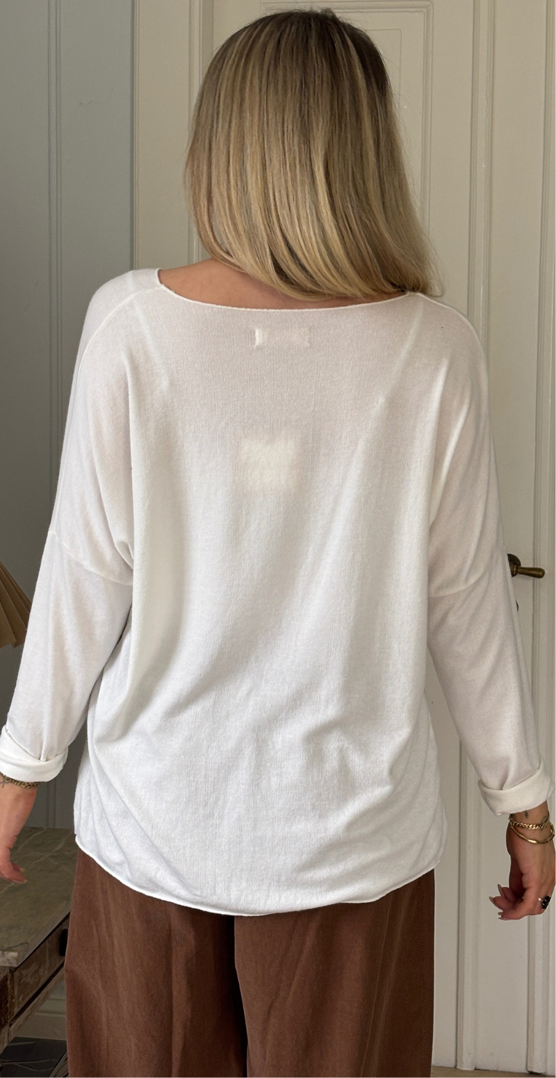 Tilda bluse med v-hals og 3 blomster med perler hvid LikeLondon