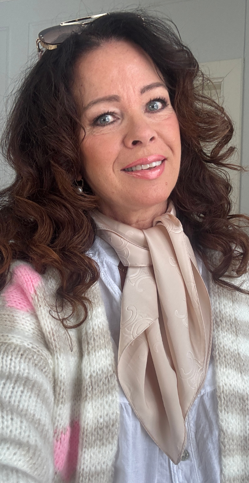 Silketørklæde med monogram mønster creme LikeLondon