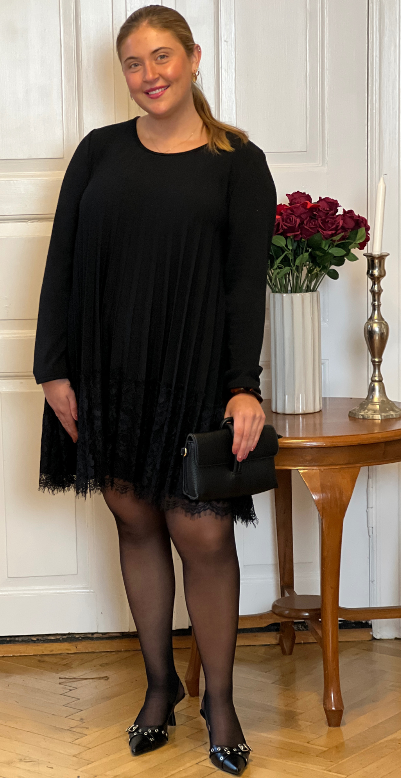 Thilde strikkjole med plissé og blondekant sort LikeLondon