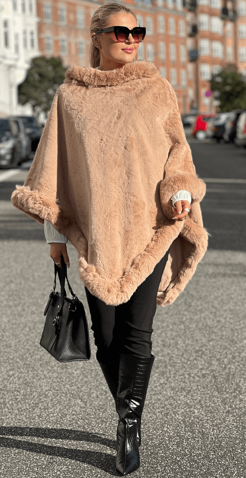 Maxine poncho med bred kant camel LikeLondon