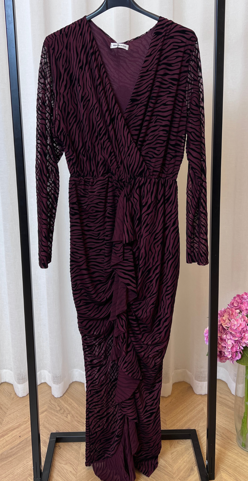 Samantha kjole med zebra print og flæsedetaljer blomme LikeLondon