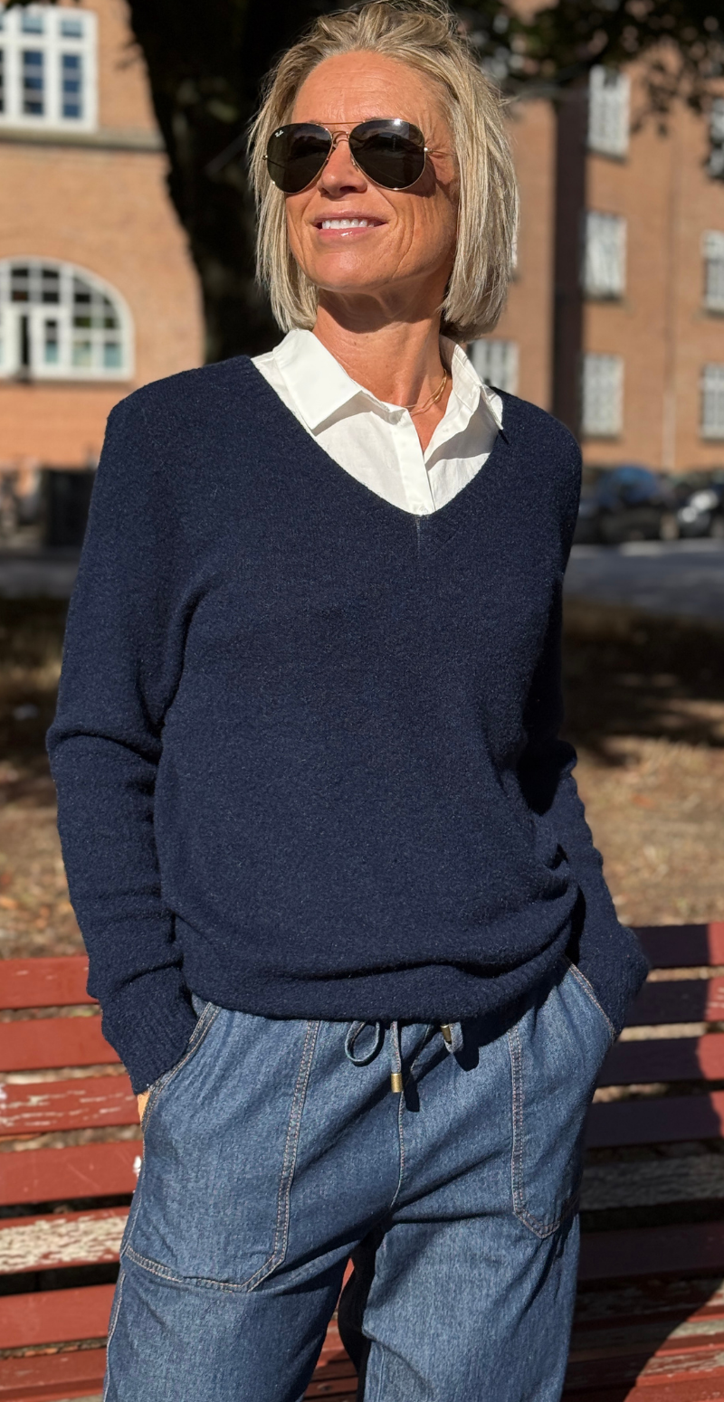 Karen strikbluse i baby alpaca uld med v-hals navy LikeLondon