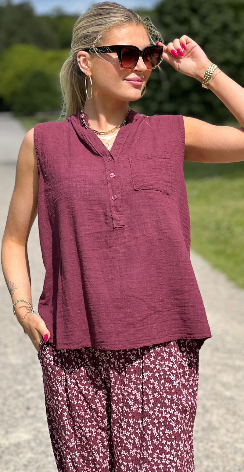 Forudbestil uge 28 Vivian bluse med stolpelukning og brystlomme bordeaux LikeLondon