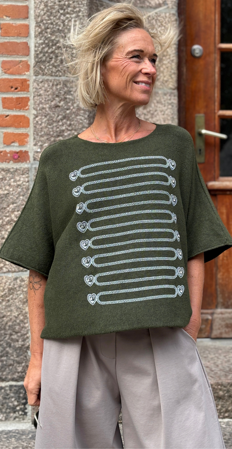 Akacie strikbluse med 3/4 ærmer og hjerter med similisten khaki LikeLondon
