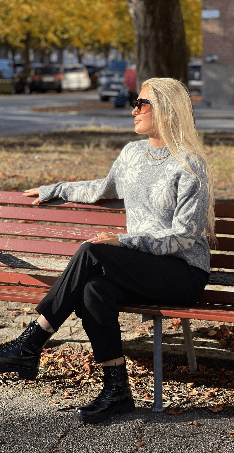 Omea strikbluse grå