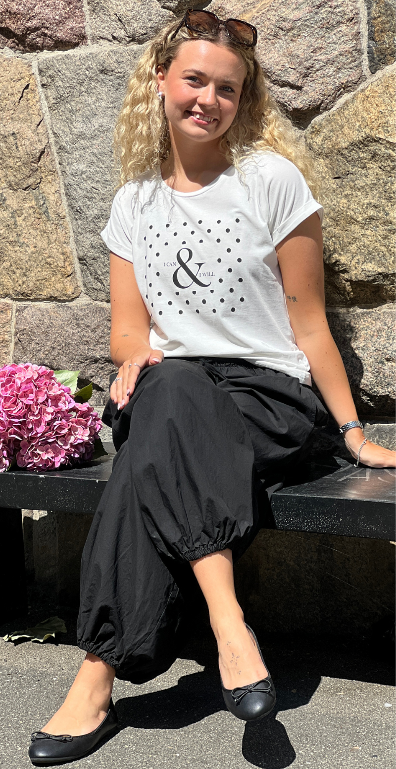 Isa basisbluse med prikker og tekst hvid LikeLondon