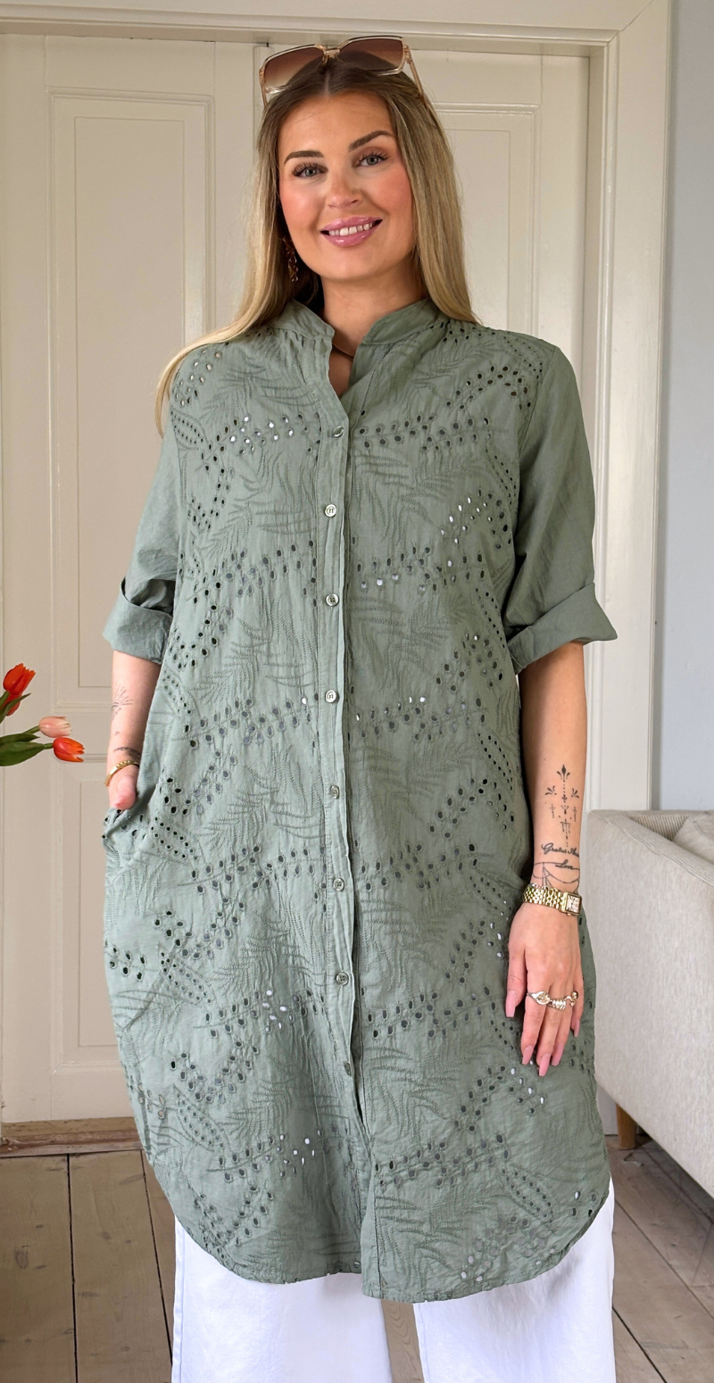 Amy kjole-tunika med knapper og broderi anglaise khaki LikeLondon