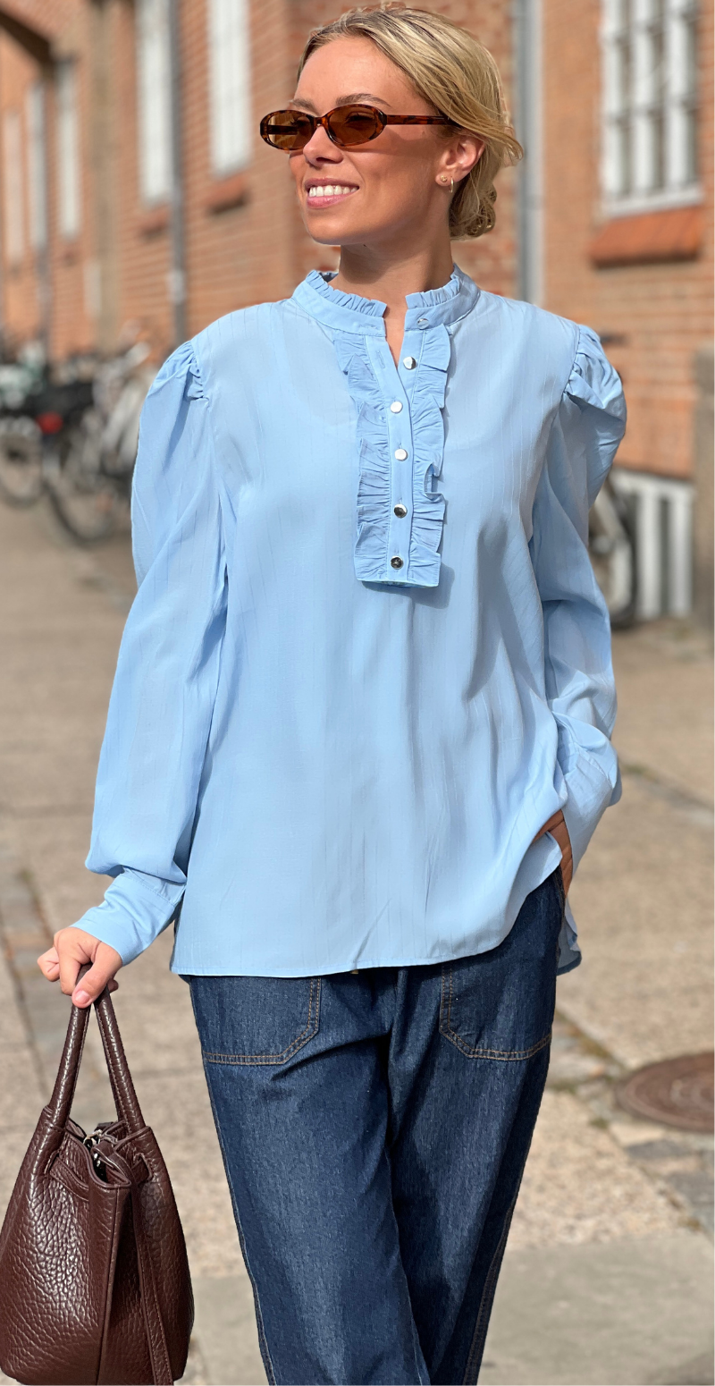April bluse med flæse lysblå FreeQuent