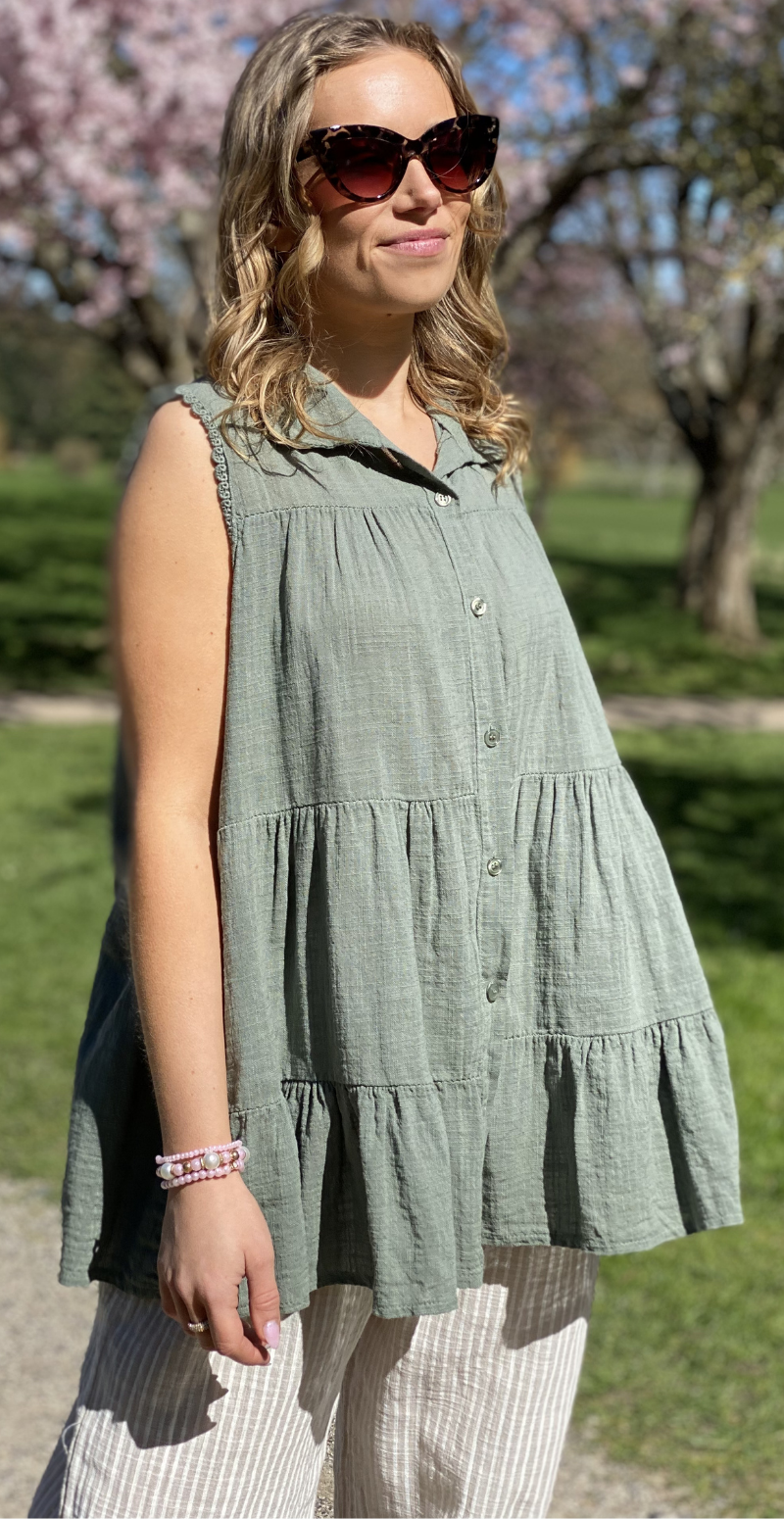 Rinda bluse uden ærmer med peplum og hæklede detaljer khaki LikeLondon