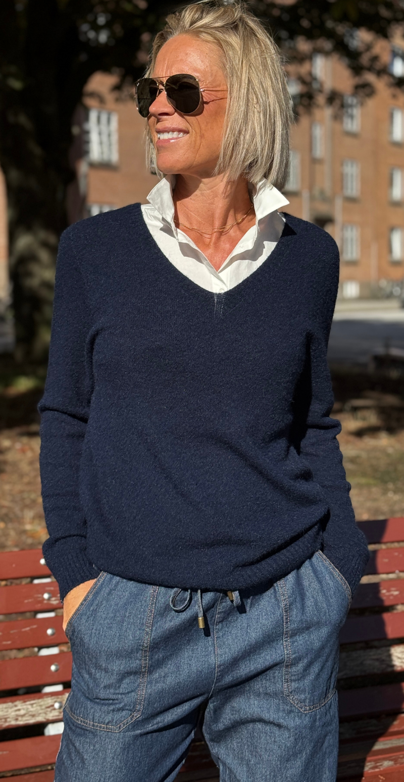 Karen strikbluse i baby alpaca uld med v-hals navy LikeLondon