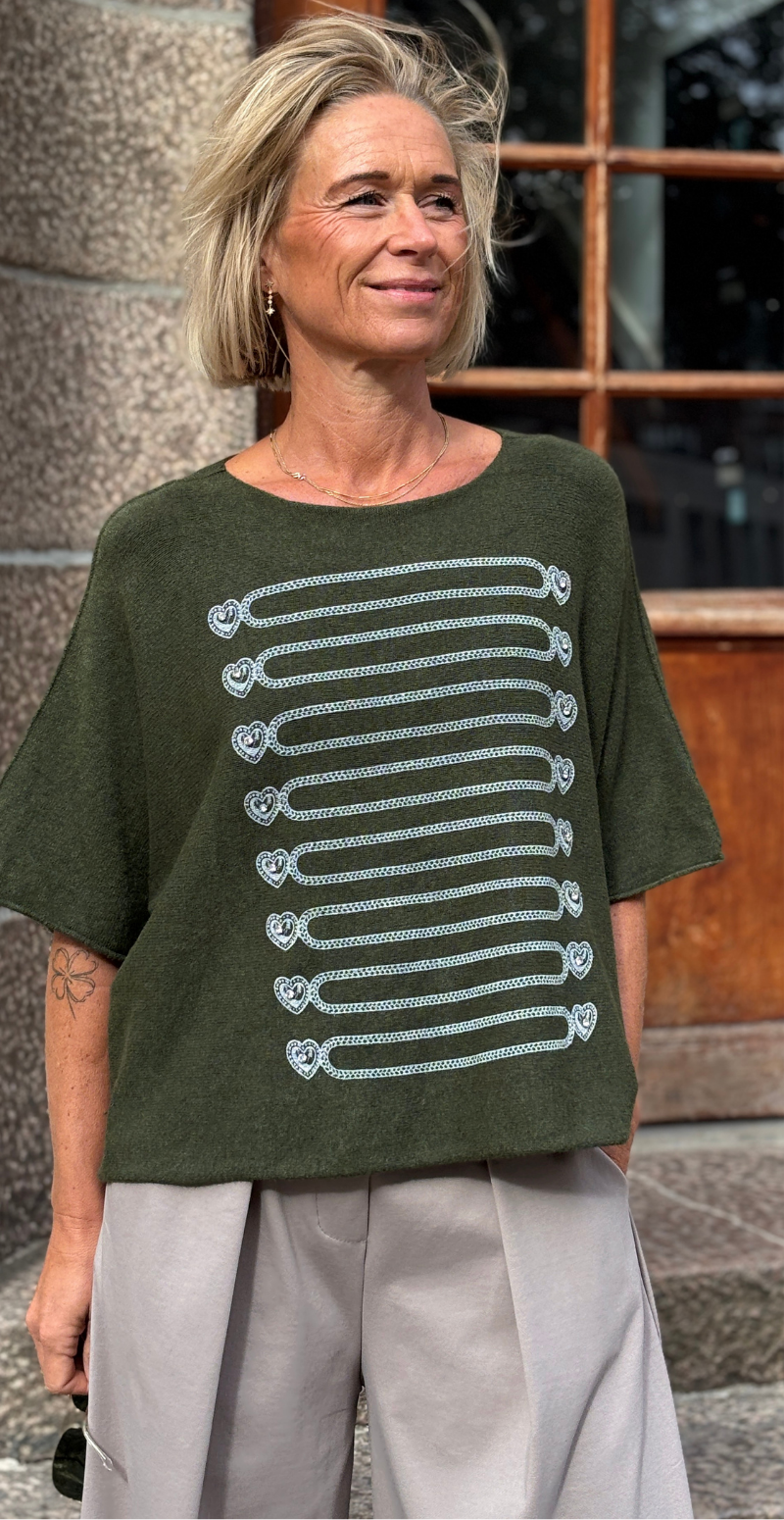 Akacie strikbluse med 3/4 ærmer og hjerter med similisten khaki LikeLondon