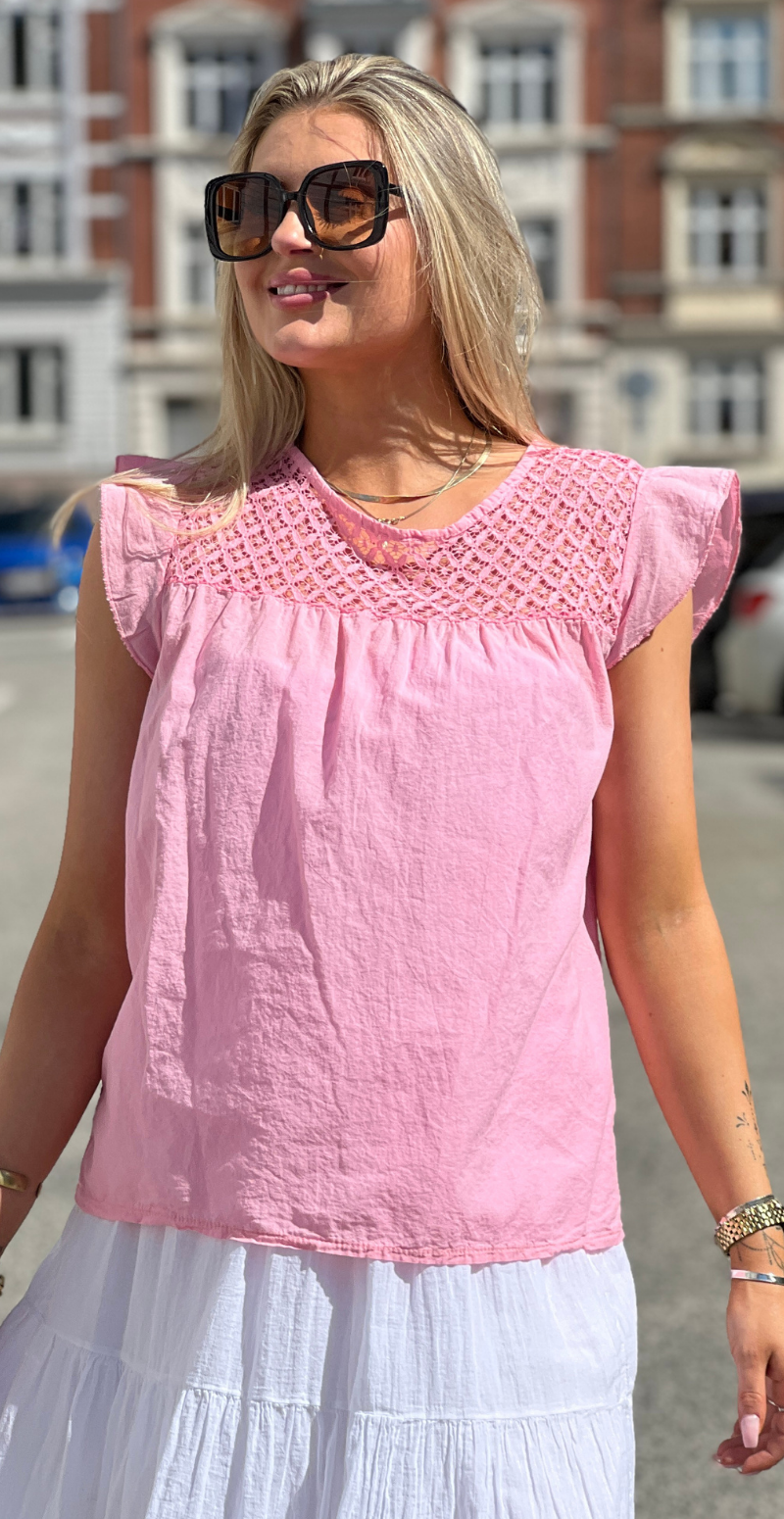 Pixie bluse med blonde og flæseærmer pink LikeLondon