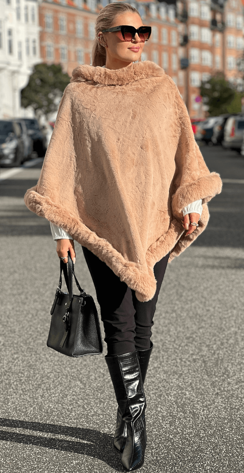 Maxine poncho med bred kant camel LikeLondon