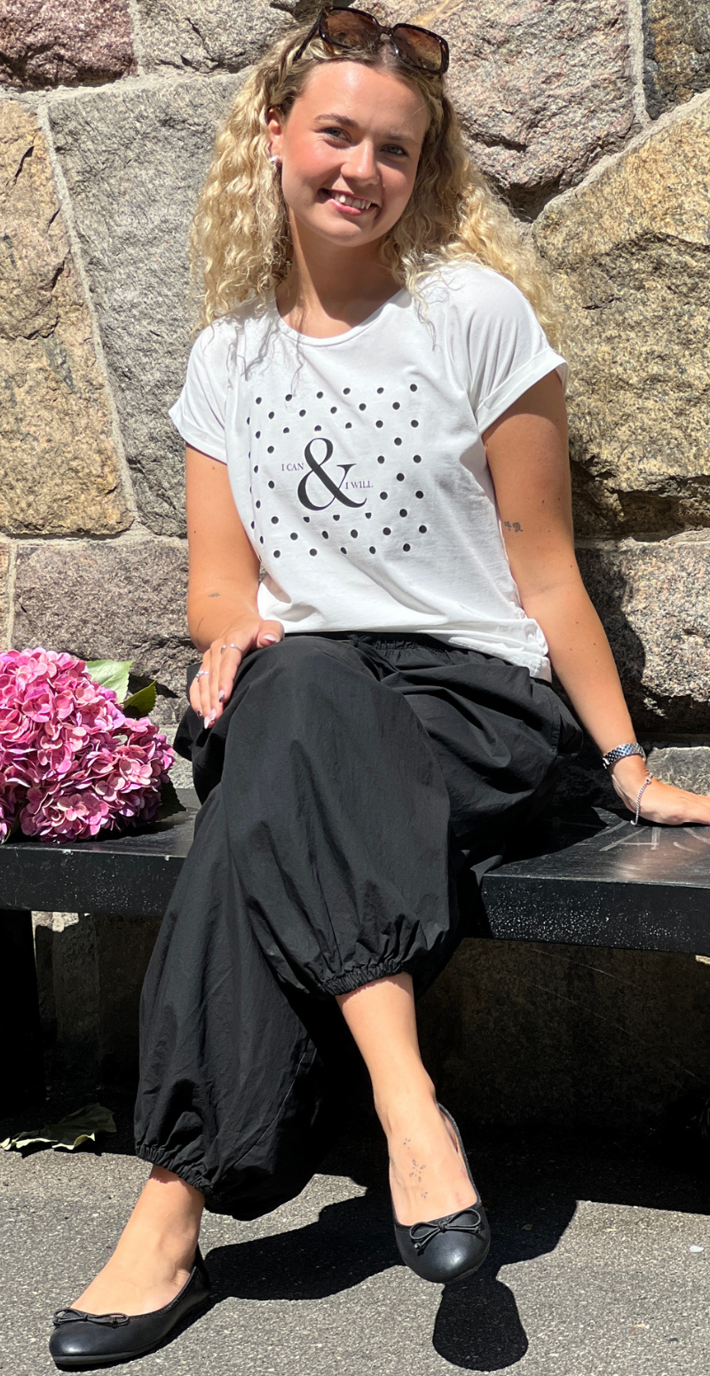 Isa basisbluse med prikker og tekst hvid LikeLondon