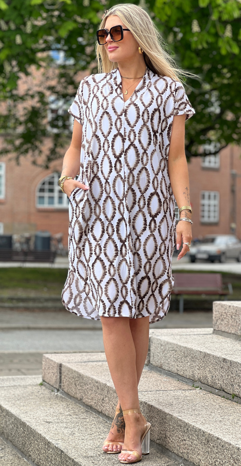 Floi kjole med print og lommer brilliant white w. coffee bean Freequent