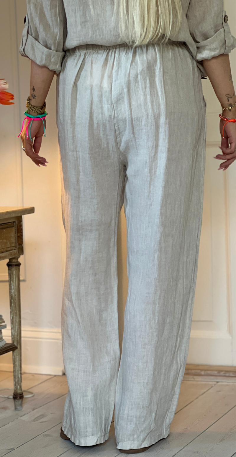 Bicca hørbukser med 2 pynteknapper i taljen beige LikeLondon