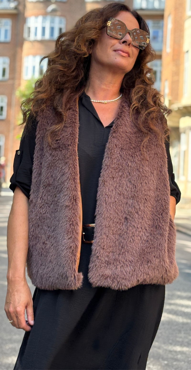 Angie fake fur vest med lommer brun