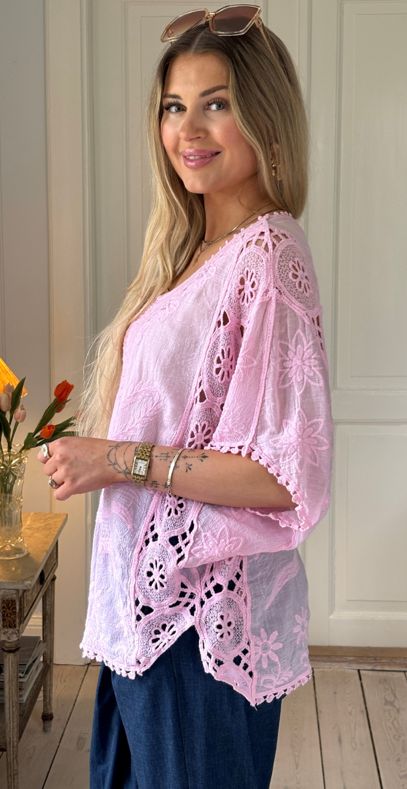 Myrna bluse med blondemotiv rosa LikeLondon