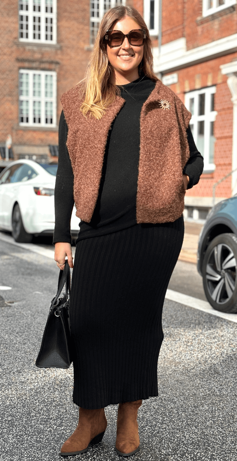 Dana filtet vest med lommer og broche camel LikeLondon