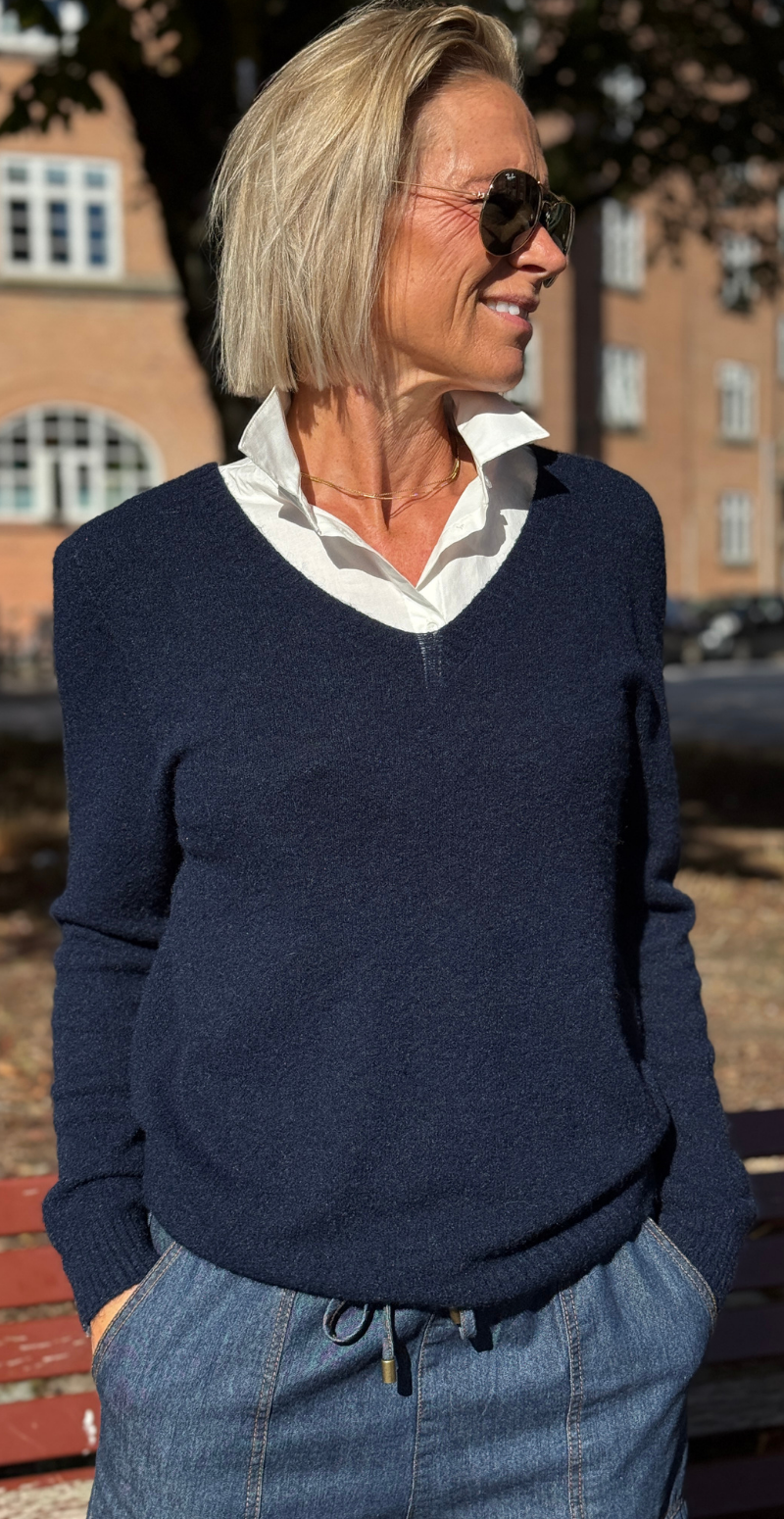 Karen strikbluse i baby alpaca uld med v-hals navy LikeLondon
