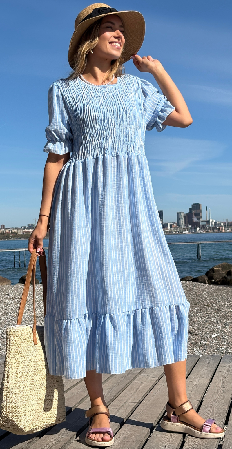 Merle stribet kjole med smock og pufærme sky LikeLondon