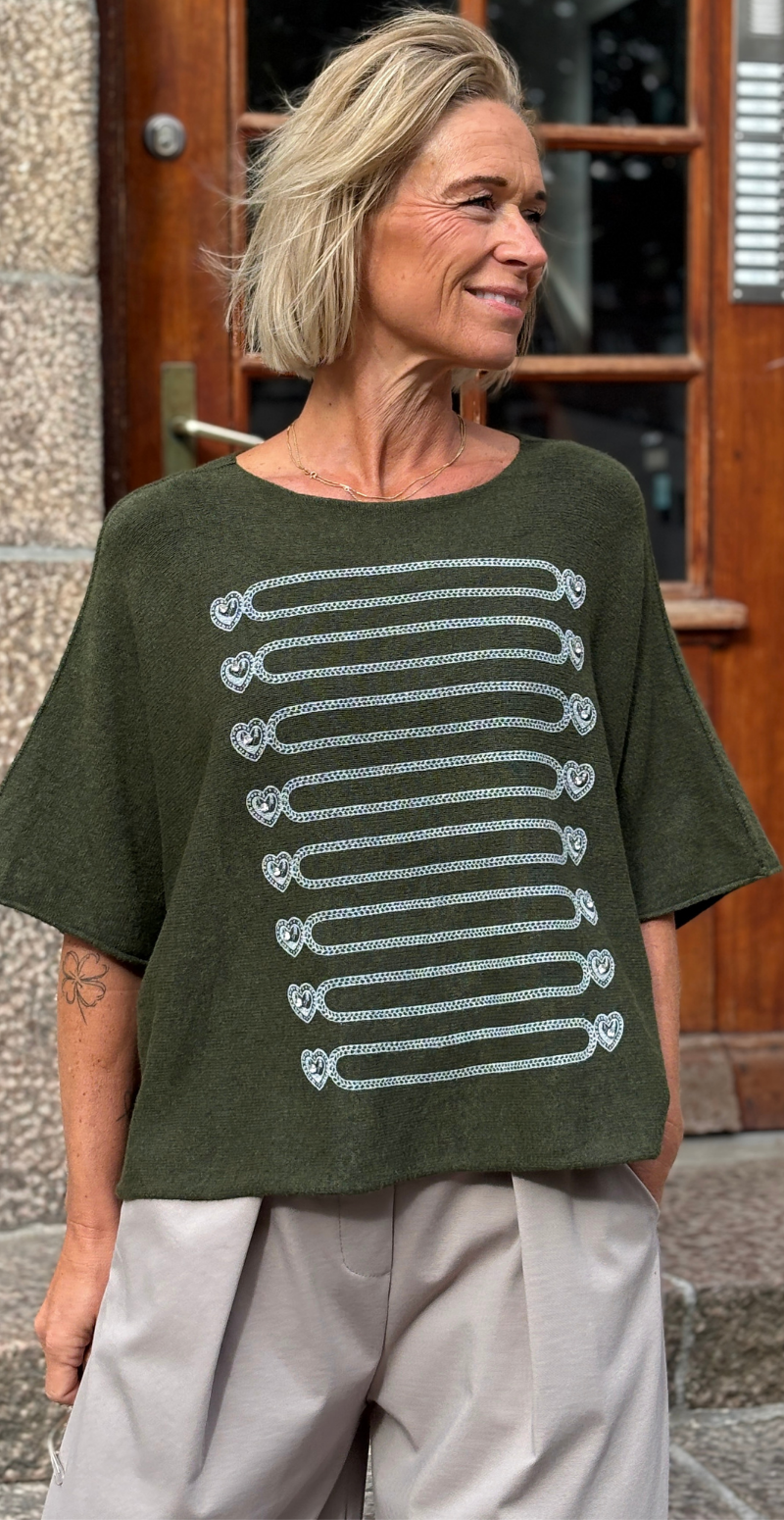 Akacie strikbluse med 3/4 ærmer og hjerter med similisten khaki LikeLondon