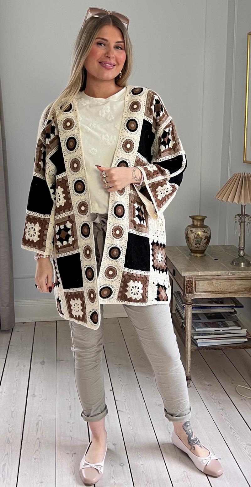 Ludmilla mellemlang cardigan med hæklet mønster sort LikeLondon