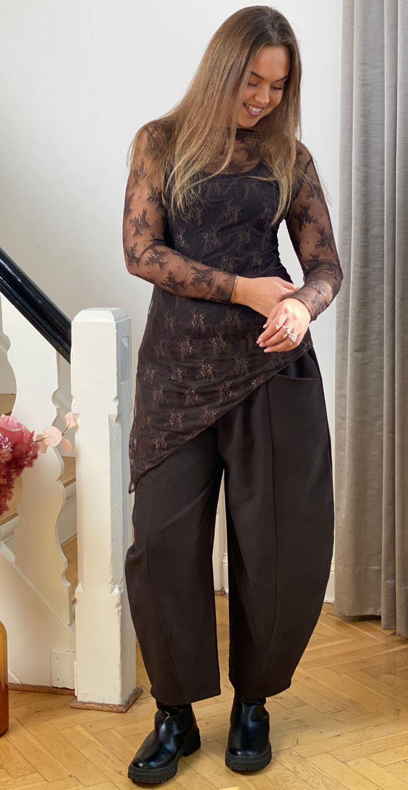 Thea blondebluse med asymmetrisk snit og broderi brun LikeLondon