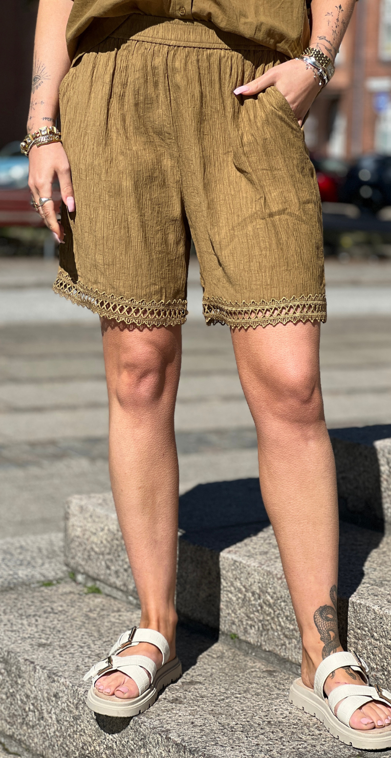Regina bløde shorts med blondekant oliven LikeLondon