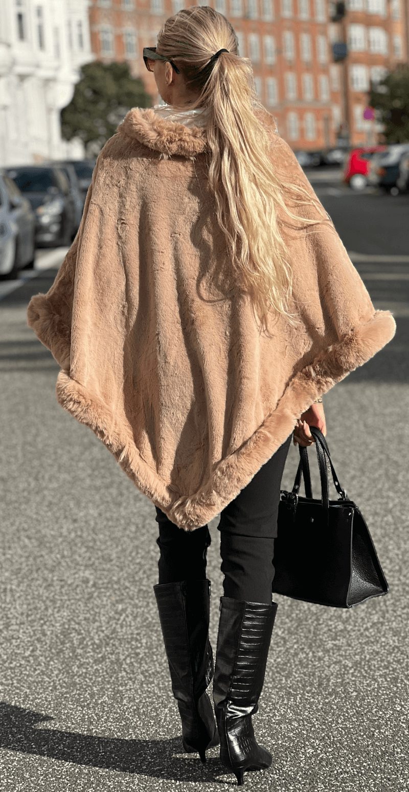 Maxine poncho med bred kant camel LikeLondon