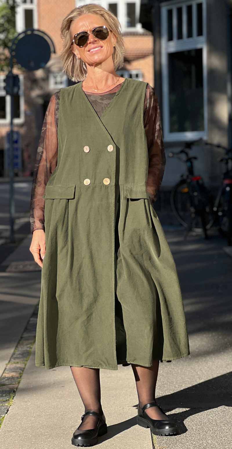 Roberta fløjlskjole med knapper foran og lommer militare LikeLondon