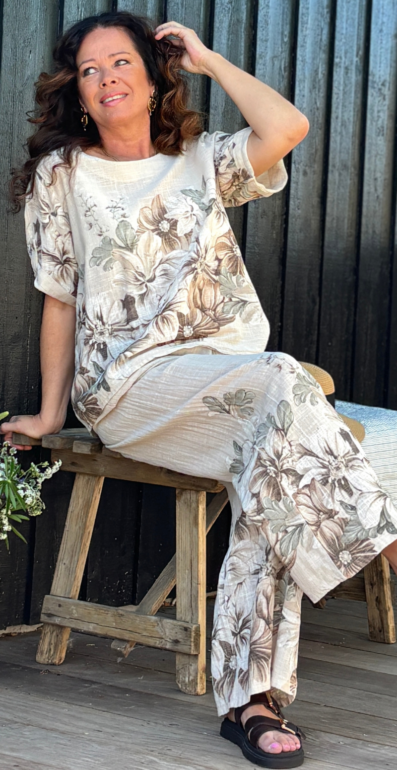 Arista sæt med bukser og bluse med blomsterprint beige LikeLondon