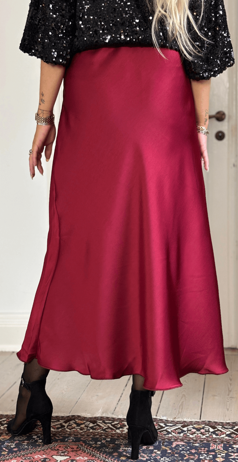 Cissi satin nederdel bordeaux LikeLondon