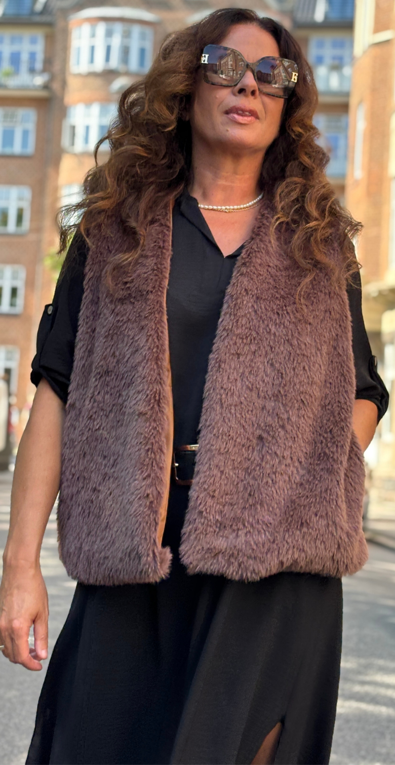 Angie fake fur vest med lommer brun
