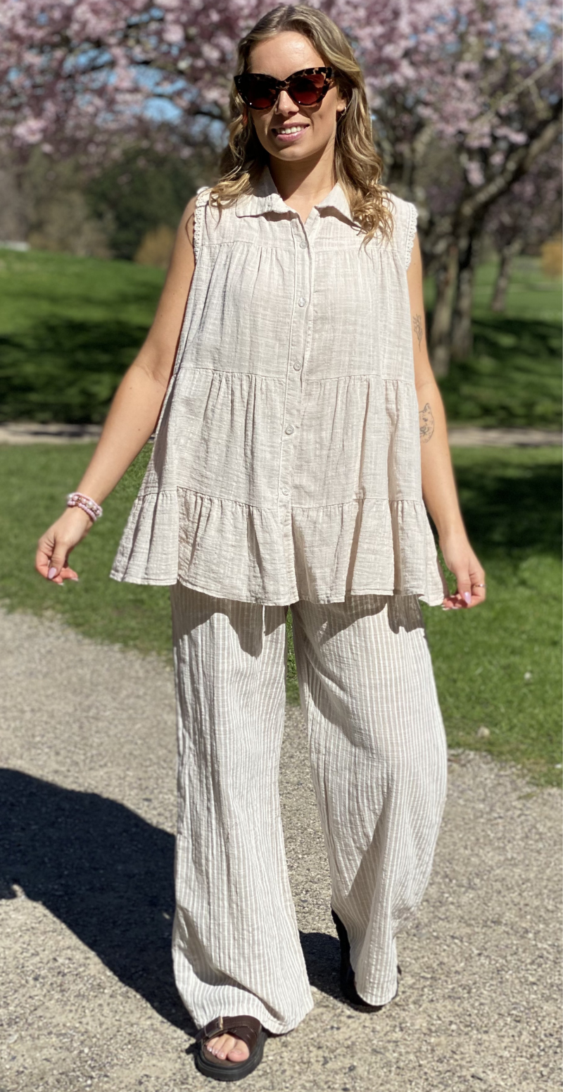 Rinda bluse uden ærmer med peplum og hæklede detaljer beige LikeLondon