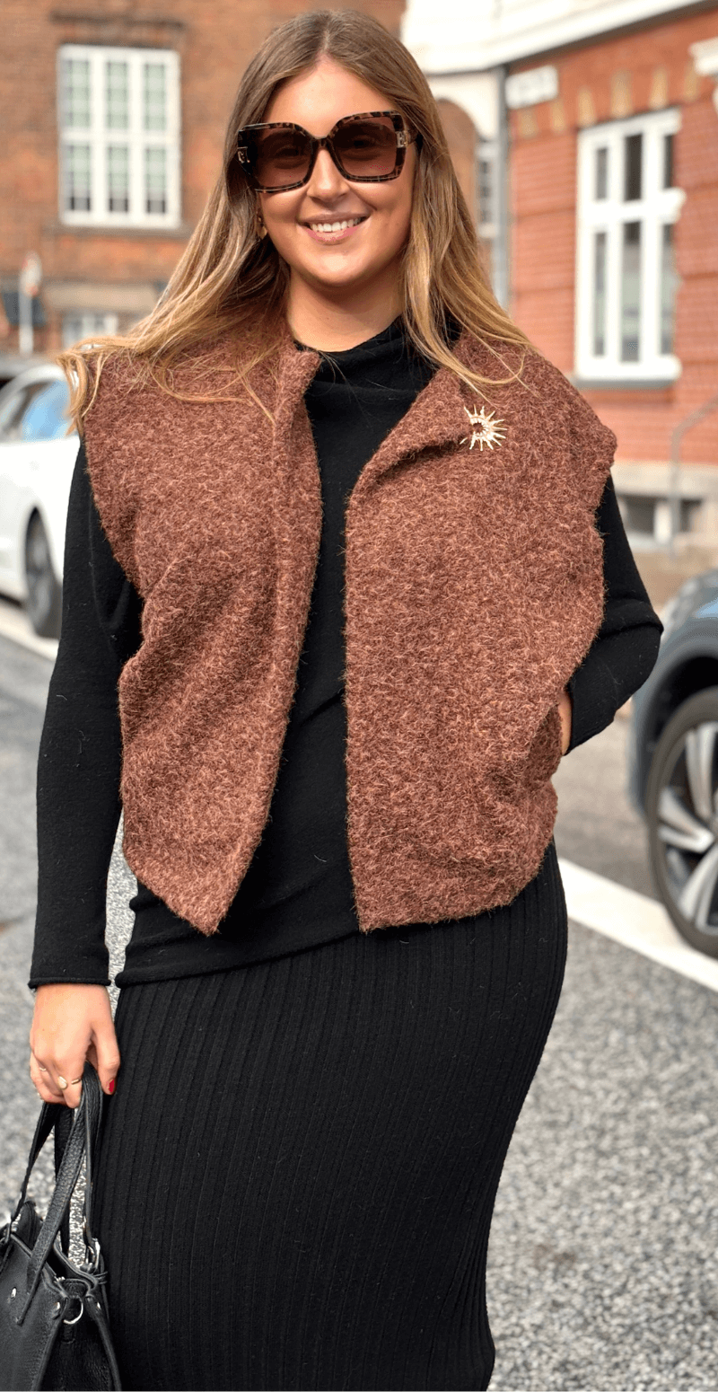 Dana filtet vest med lommer og broche camel LikeLondon