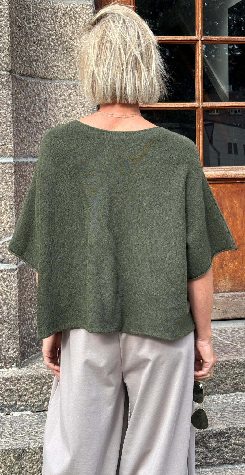 Akacie strikbluse med 3/4 ærmer og hjerter med similisten khaki LikeLondon
