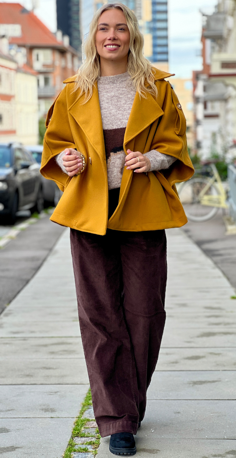 Forudbestil uge 40 Cleo kort poncho jakke med knapper fortil og korte ærmer mustard LikeLondon
