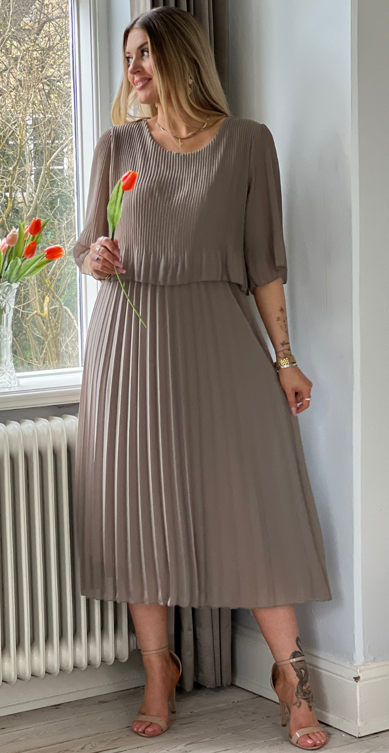 Forudbestil uge 15 Carmen plisseret kjole med elastik i taljen fango LikeLondon