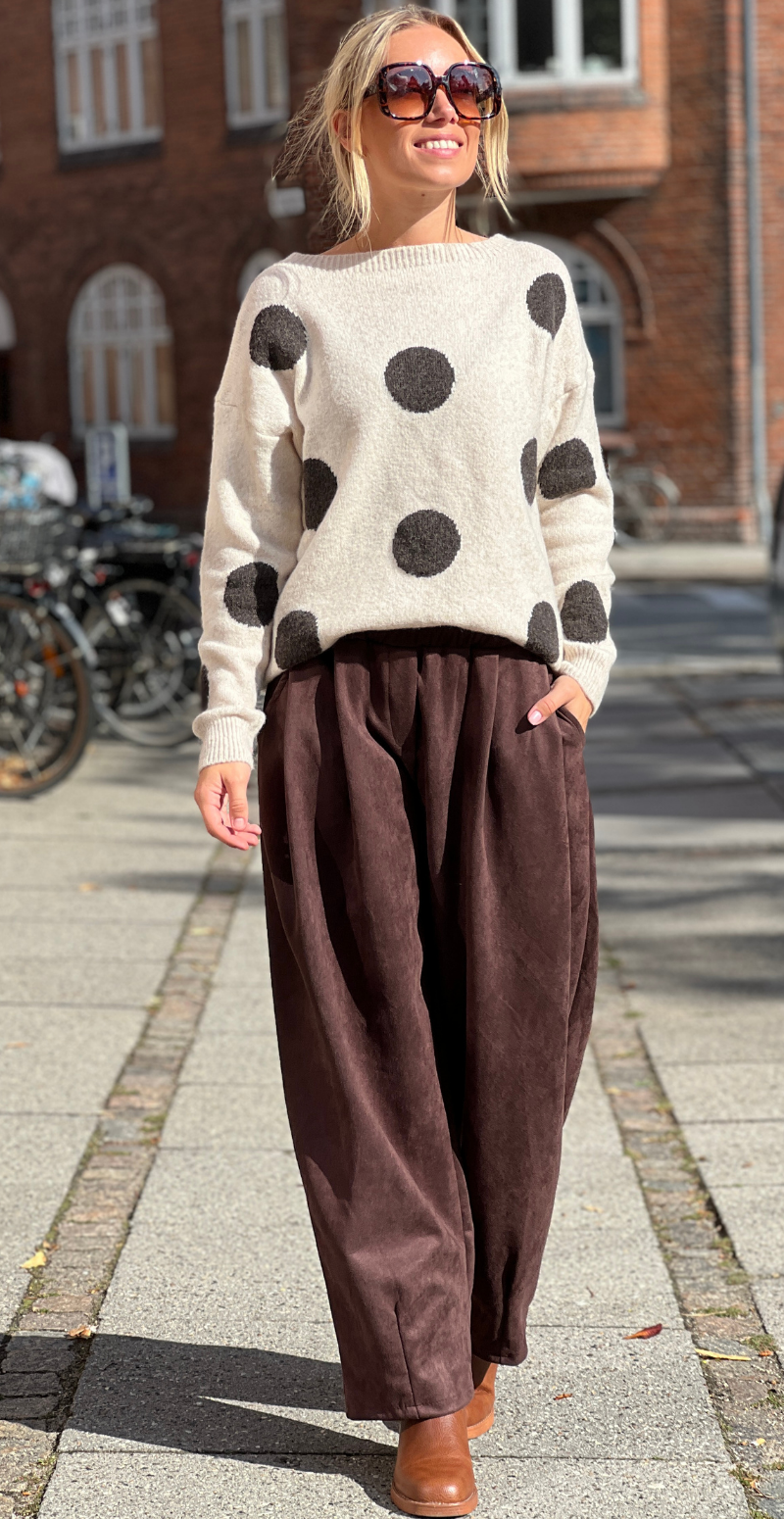 Lenea bukser med læg i ruskind dark brown LikeLondon