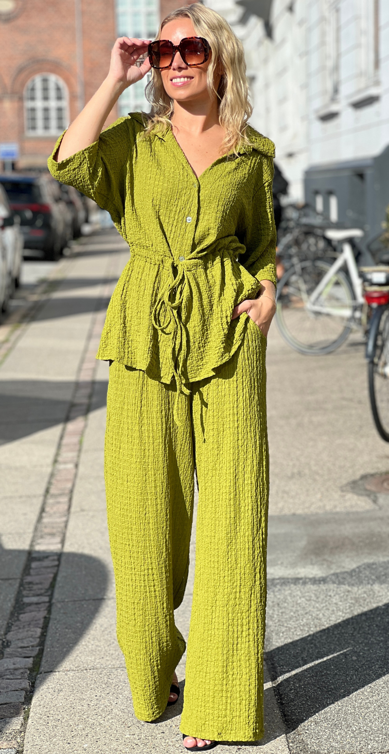 Agnes sæt med bluse i krepp med bindebånd og bukser olive LikeLondon